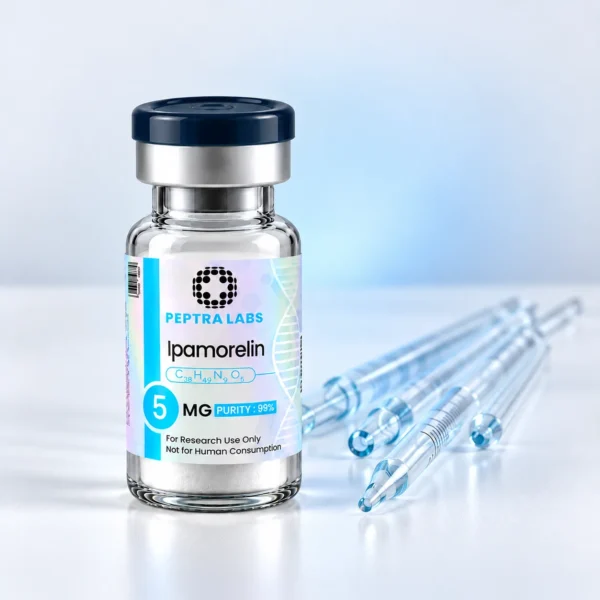 Vial de Ipamorelin junto a pipetas de laboratorio, categoría investigación en hormona del crecimiento y sistema endocrino