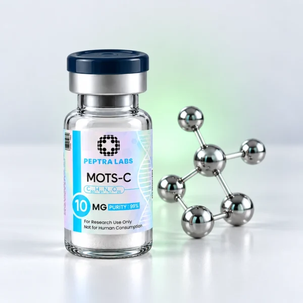 Vial de MOTS-c junto a un modelo molecular, categoría investigación en longevidad y energía celular
