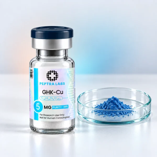 Vial de GHK-Cu junto a una cápsula con polvo azul, categoría investigación en piel y pigmentación