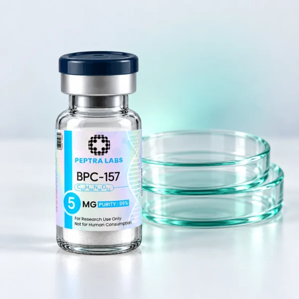 Vial de BPC-157 junto a placas de Petri, categoría investigación en recuperación y reparación tisular